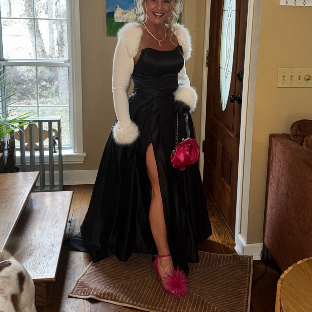 Elegant Black Ball Gown with high thigh slit - Picture 5 of 5